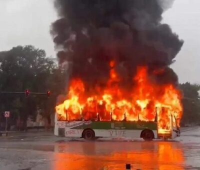 Tras la quema de los autobuses, agentes de las Policías Municipal y Estatal aseguraron unidades en las que viajarían personas encapuchadas y estudiantes de la normal de Teteles. / Foto: El Sol de Puebla