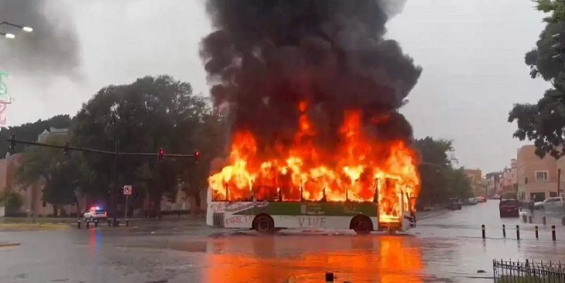 Tras la quema de los autobuses, agentes de las Policías Municipal y Estatal aseguraron unidades en las que viajarían personas encapuchadas y estudiantes de la normal de Teteles. / Foto: El Sol de Puebla