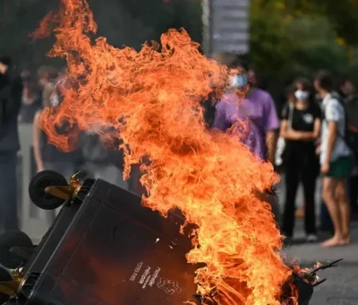Miles en Francia protestan contra el paquete presupuestario del gobierno, impulsado por Emmanuel Macron. (AFP)