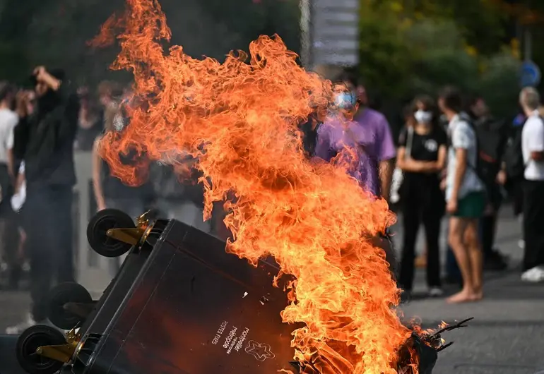 Miles en Francia protestan contra el paquete presupuestario del gobierno, impulsado por Emmanuel Macron. (AFP)
