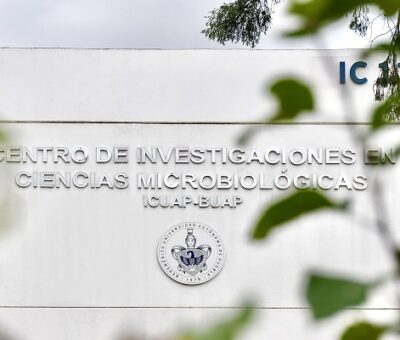 Investigador del ICUAP estudia bacteria capaz de descomponer PET. (BUAP)