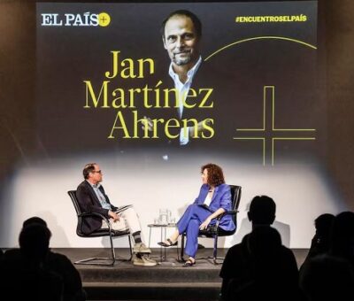 El director de EL PAÍS, Jan Martínez Ahrens, con la periodista Ana Fuentes, durante un encuentro con suscriptores celebrado en la sede del diario en Madrid. Foto: ÁLVARO GARCÍA
