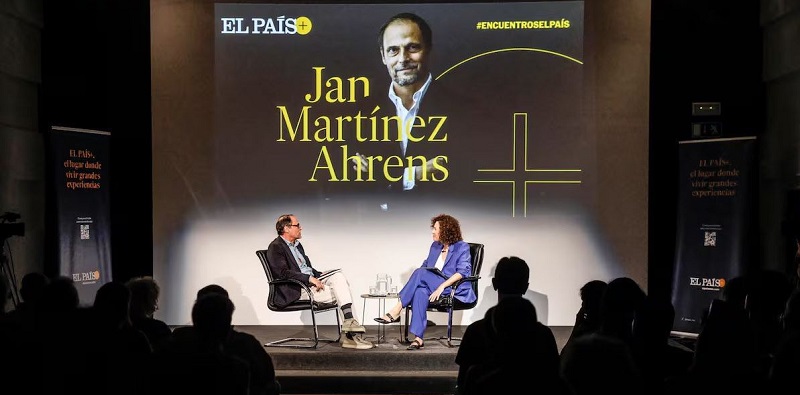 El director de EL PAÍS, Jan Martínez Ahrens, con la periodista Ana Fuentes, durante un encuentro con suscriptores celebrado en la sede del diario en Madrid. Foto: ÁLVARO GARCÍA