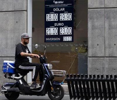 Cotización del dólar en un banco de CDMX en imagen de archivo. Foto María Luisa Severiano