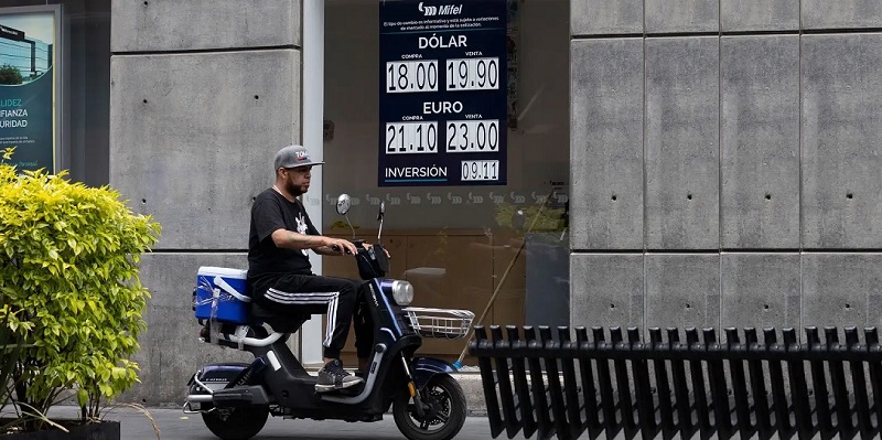 Cotización del dólar en un banco de CDMX en imagen de archivo. Foto María Luisa Severiano