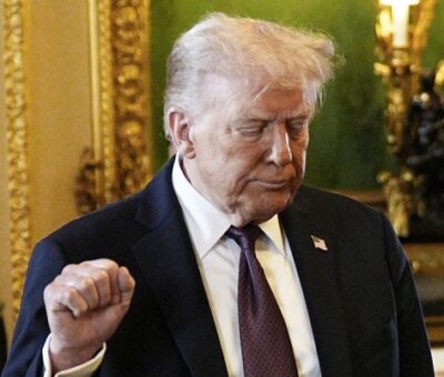 Ningún mandatario en la historia moderna de Estados Unidos ha empleado tan efectivamente el poder de la presidencia para intimidar y silenciar a los medios y manipular la opinión pública como lo hace Donald Trump. Foto AP