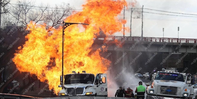 Momento de pánico vivieron vecinos del Puente de la Concordia durante la explosión de una pipa de gas. Foto Alfredo Domínguez