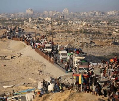 Palestinos se desplazan hacia el sur por una carretera en la zona del campamento de refugiados de Nuseirat, en el centro de la Franja de Gaza, mientras Israel intensifica su ofensiva terrestre para capturar la ciudad de Gaza, el 21 de septiembre de 2025. Foto AFP
