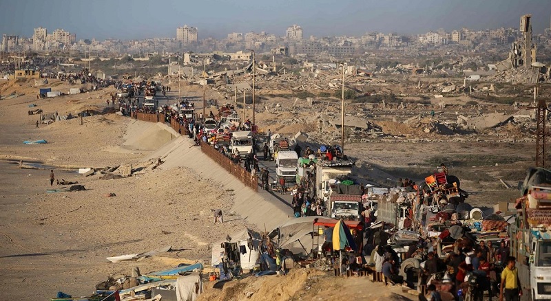 Palestinos se desplazan hacia el sur por una carretera en la zona del campamento de refugiados de Nuseirat, en el centro de la Franja de Gaza, mientras Israel intensifica su ofensiva terrestre para capturar la ciudad de Gaza, el 21 de septiembre de 2025. Foto AFP