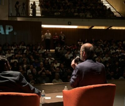 La UDLAP impulsa espacios de reflexión literaria y realiza conversatorio con Juan Villoro. (UDLAP)