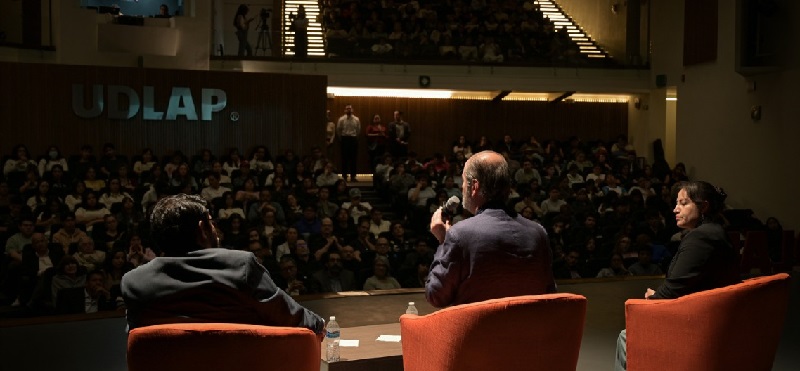 La UDLAP impulsa espacios de reflexión literaria y realiza conversatorio con Juan Villoro. (UDLAP)