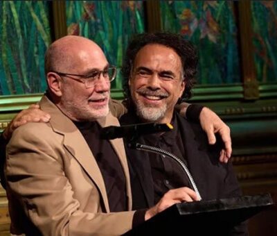 Los cineastas mexicanos Guillermo Arriaga y Alejandro González Iñárritu en un evento este lunes, en Ciudad de México. EFE/ Amores Perros