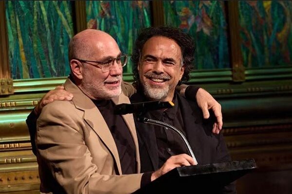 Iñárritu y Arriaga se reconcilian en la función especial por el 25° aniversario de ‘Amores Perros’ Los cineastas mexicanos Guillermo Arriaga y Alejandro González Iñárritu en un evento este lunes, en Ciudad de México. EFE/ Amores Perros