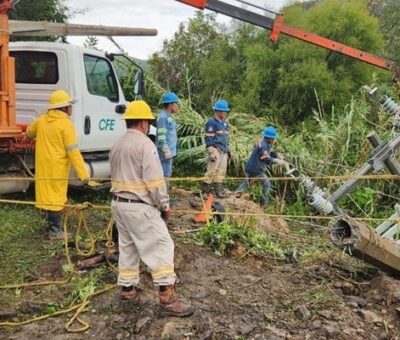 Personal de CFE labora para restablecer la energía eléctrica en comunidades afectadas por lluvias. Foto CFE