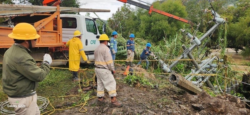 Personal de CFE labora para restablecer la energía eléctrica en comunidades afectadas por lluvias. Foto CFE