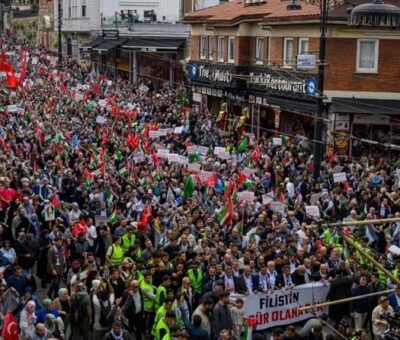 Personas marchan en Estambul en solidaridad con palestinos en la Franja de Gaza. Crédito: AFP