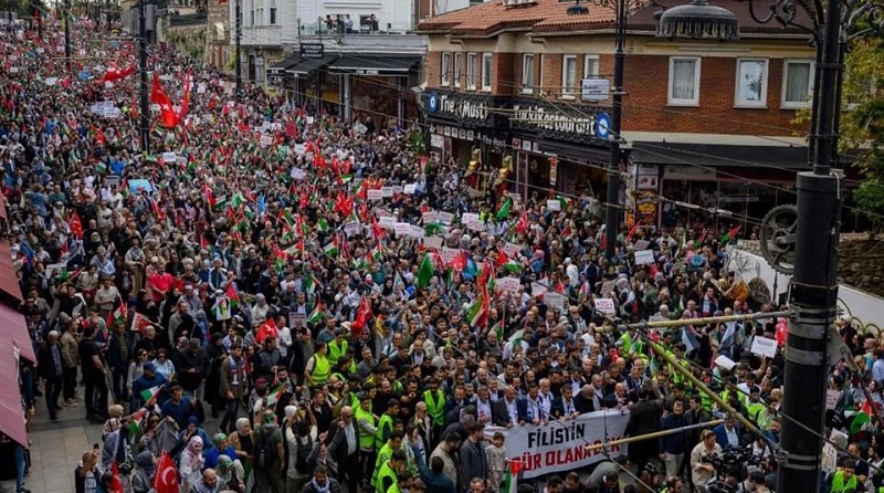 Personas marchan en Estambul en solidaridad con palestinos en la Franja de Gaza. Crédito: AFP