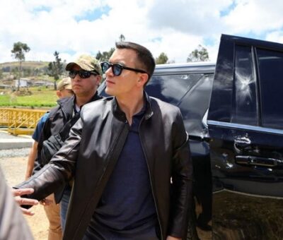 El presidente de derecha Daniel Noboa sale de su camioneta después del ataque. Foto: @Presidencia_Ec
