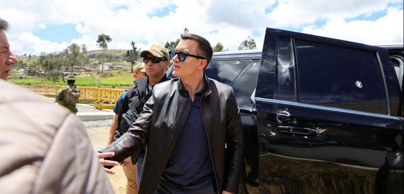 El presidente de derecha Daniel Noboa sale de su camioneta después del ataque. Foto: @Presidencia_Ec