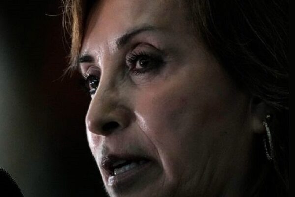 Congreso de Perú destituye a Dina Boluarte por ola de violencia La presidenta de Perú, Dina Boluarte. Foto: AP
