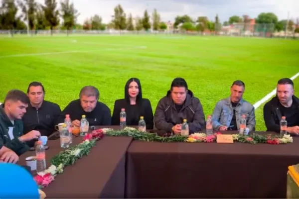 Nazario pagó a 11 exfutbolistas para inaugurar su cancha en Oriental