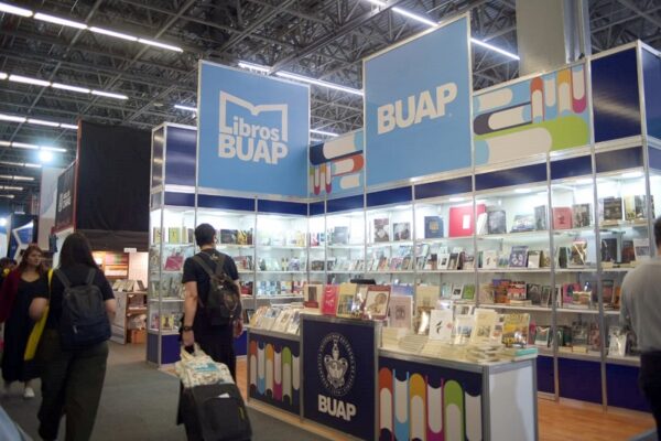 La rectora de la BUAP presenta su libro Otra vez a las andadas. Bichos y algo más, en la FIL Guadalajara (BUAP)