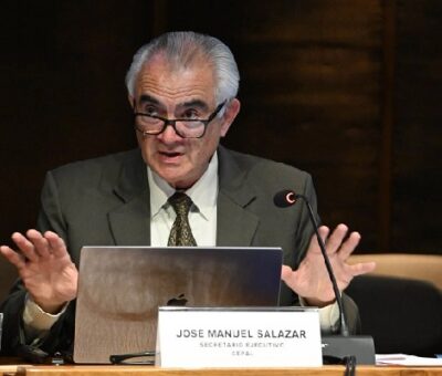 “En México, de los tres puntos porcentuales de reducción, dos puntos se explican por una mejora en los salarios, impulsados en buena medida por el fuerte incremento del salario mínimo, que fue de alrededor de 135% real entre 2018 y 2025”, dijo José Manuel Salazar-Xirinachs. Foto Xinhua