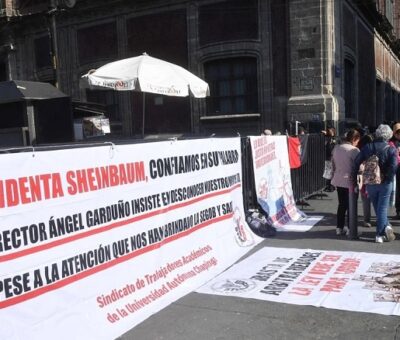 Imagen de archivo de una protesta de trabajadores de la Universidad Autónoma Chapingo frente a Palacio Nacional. Foto Cuartoscuro