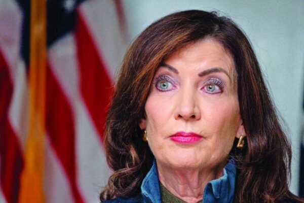 “(Mi prioridad es) proteger a nuestros hijos de los daños potenciales de las redes sociales que fomentan su uso excesivo”, Kathy Hochul, Gobernadora de Nueva York. Foto: Reuters