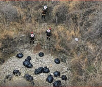 Cuerpos de rescate recuperan bolsas con restos humanos en Cañada de Morelos, Puebla. Foto: Redes sociales