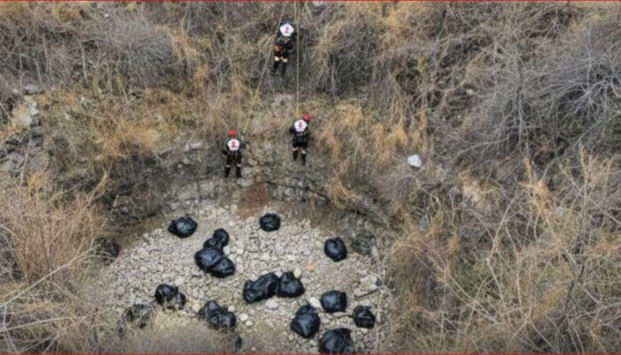 Cuerpos de rescate recuperan bolsas con restos humanos en Cañada de Morelos, Puebla. Foto: Redes sociales
