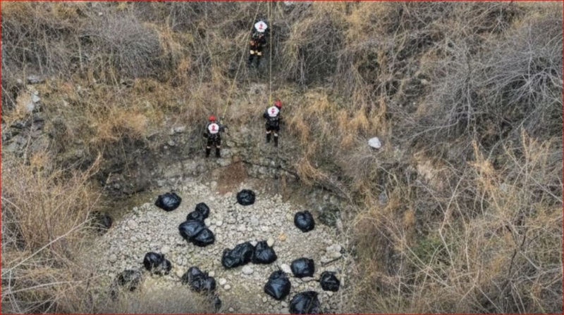 Cuerpos de rescate recuperan bolsas con restos humanos en Cañada de Morelos, Puebla. Foto: Redes sociales
