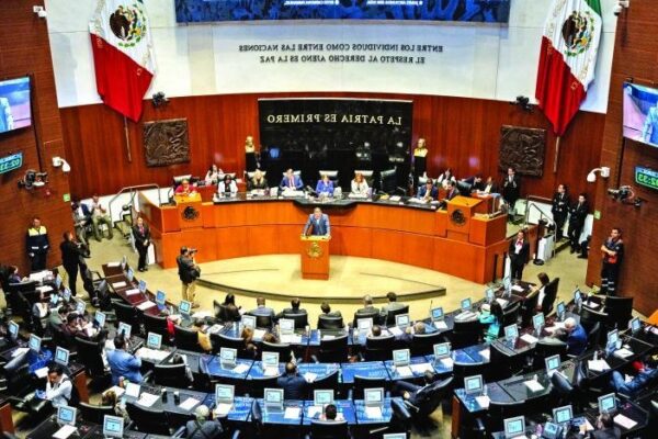 De acuerdo con lo que se prevé para la reforma electoral, todos los senadores de representación proporcional desaparecerían y sólo quedarían de mayoría y primera minoría. Foto: Archivo