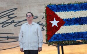 Imagen proveída por la Embajada de Cuba en Venezuela del 8 de enero de 2026 del ministro de Relaciones Exteriores cubano, Bruno Rodrí­guez, participando en un acto solemne para honrar la memoria y el sacrificio de soldados y ciudadanos fallecidos o heridos el pasado 3 de enero durante el ataque de Estados Unidos, en Caracas, Venezuela. Foto Xinhua
