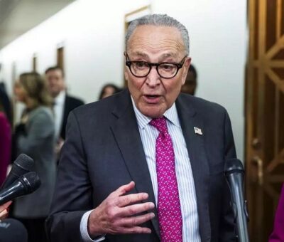 El líder de la minoría del Senado de Estados Unidos, Chuck Schumer (C), junto a la senadora demócrata por Massachusetts, Elizabeth Warren (R). EFE/JIM LO SCALZO