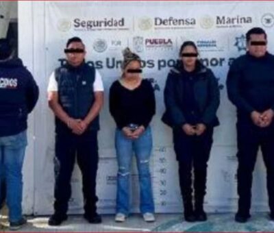 Los tres policías y la civil detenidos. Foto: Fiscalía de Puebla