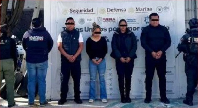 Los tres policías y la civil detenidos. Foto: Fiscalía de Puebla