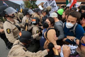 La policía se enfrenta a manifestantes cerca de un centro de procesamiento y detención de inmigrantes el 17 de octubre de 2025 en Broadview, Illinois. Fotografía: Joe Raedle/Getty Images
