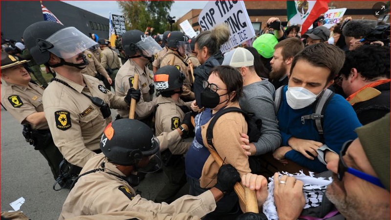 La policía se enfrenta a manifestantes cerca de un centro de procesamiento y detención de inmigrantes el 17 de octubre de 2025 en Broadview, Illinois. Fotografía: Joe Raedle/Getty Images