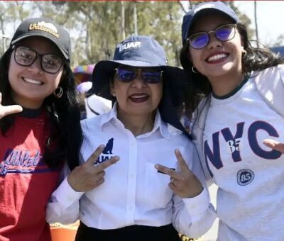 Lilia Cedillo celebrando San Valentín con estudiantes Créditos: BUAP