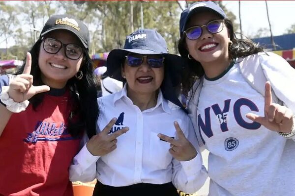 Lilia Cedillo celebrando San Valentín con estudiantes Créditos: BUAP