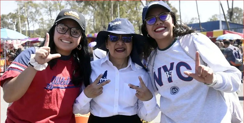 Lilia Cedillo celebrando San Valentín con estudiantes Créditos: BUAP