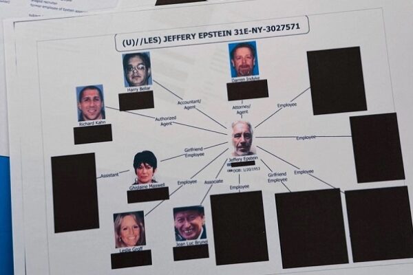 El Departamento de Justicia estadunidense publicó ayer un nuevo y último conjunto de archivos, que incluye más de tres millones de páginas, dos mil videos y 180 mil imágenes, relacionados con el desaparecido depredador sexual Jeffrey Epstein, en el que apareció de nuevo el presidente Donald Trump. AP