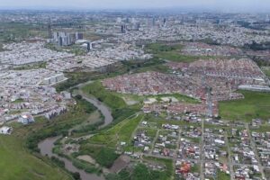 Aspecto del río Atoyac, en el sur de la ciudad de Puebla, donde las empresas descargan contaminantes. Foto EsImagen