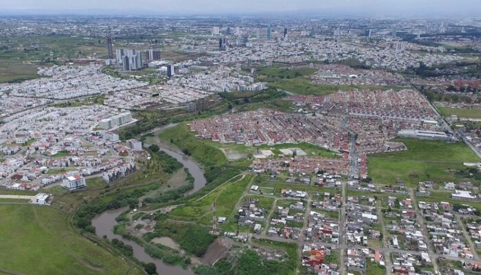 Aspecto del río Atoyac, en el sur de la ciudad de Puebla, donde las empresas descargan contaminantes. Foto EsImagen