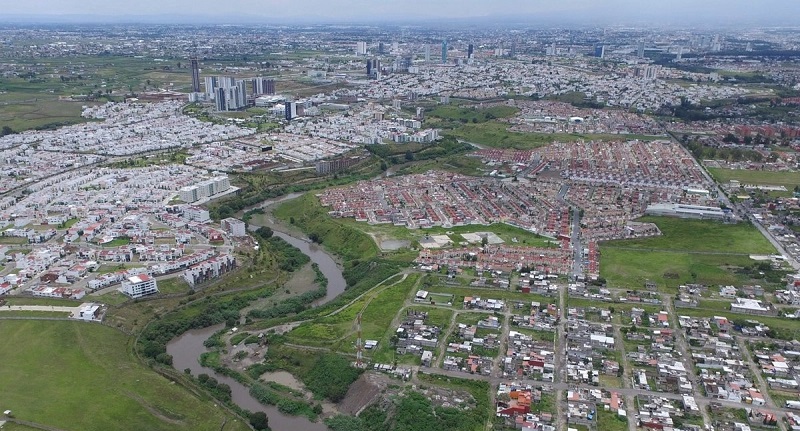 Aspecto del río Atoyac, en el sur de la ciudad de Puebla, donde las empresas descargan contaminantes. Foto EsImagen