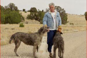 Jeffrey Epstein en el rancho Zorro, a las afueras de Santa Fe, Nuevo México. Fotografía: Departamento de Justicia