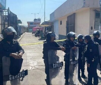 Policías resguardan inmediaciones del Mercado Morelos, en Puebla, durante cateos. Foto: Redes sociales