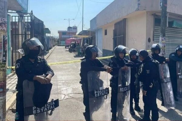 Policías resguardan inmediaciones del Mercado Morelos, en Puebla, durante cateos. Foto: Redes sociales