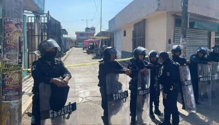 Policías resguardan inmediaciones del Mercado Morelos, en Puebla, durante cateos. Foto: Redes sociales